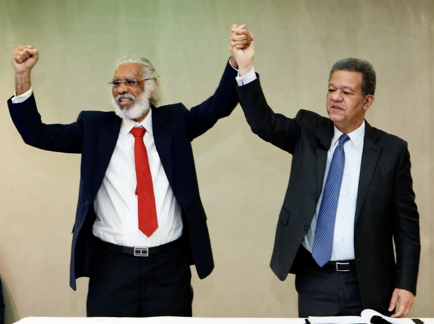 "El cambio se ha convertido en un retroceso" asegura Leonel al firmar acuerdo electoral con Juan Hubieres