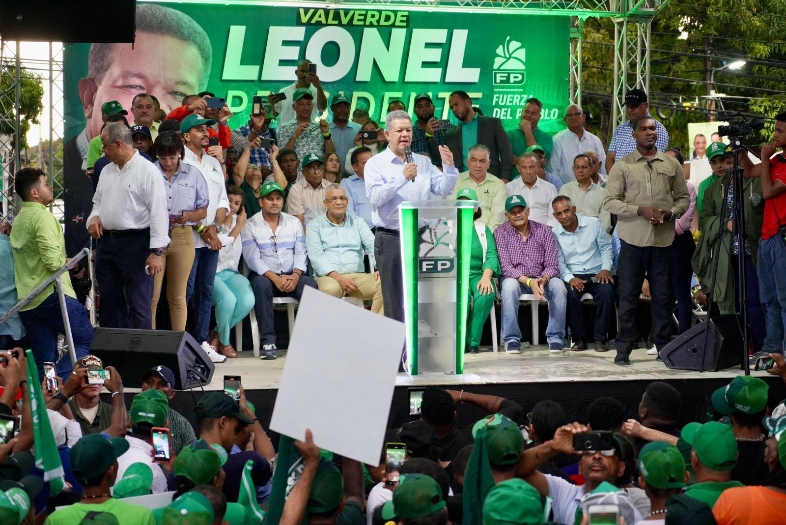 Leonel reitera que el gobierno del «cambio» es neveras vacías, estufas apaga’ y en la mesa, “na de na”