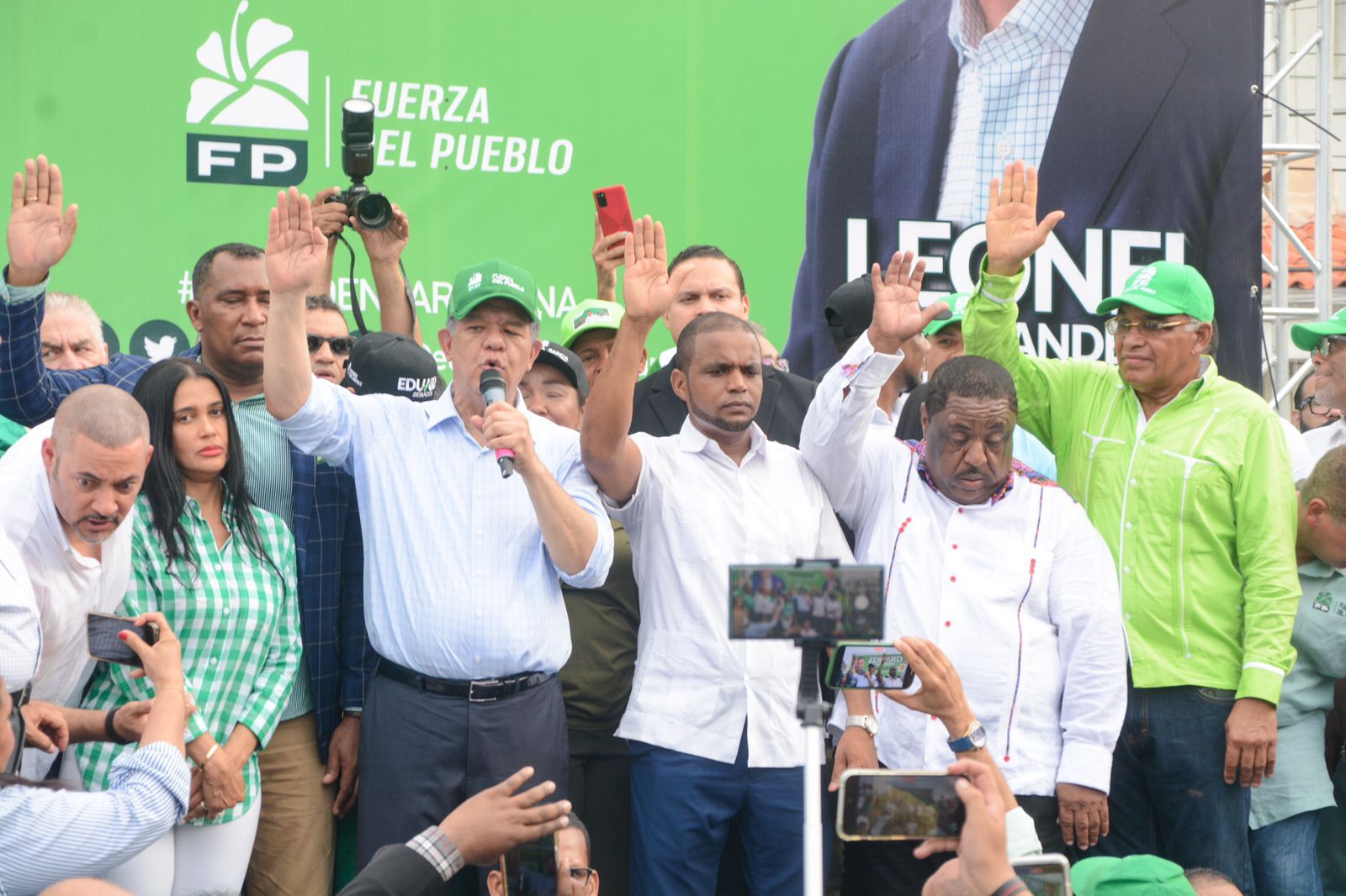 Presencia de Leonel Fernández en La Caleta se convierte en fiesta política para sus munícipes